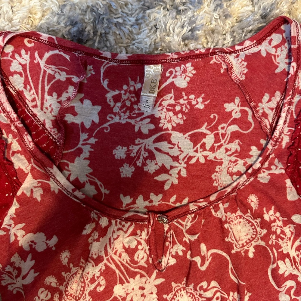 BKE women’s top Size Small. Small flutter sleeve. Two fabric patterns. - Picture 3 of 5